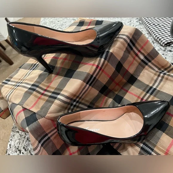 Forever 21 Black Classic Heels - Picture 1 of 3